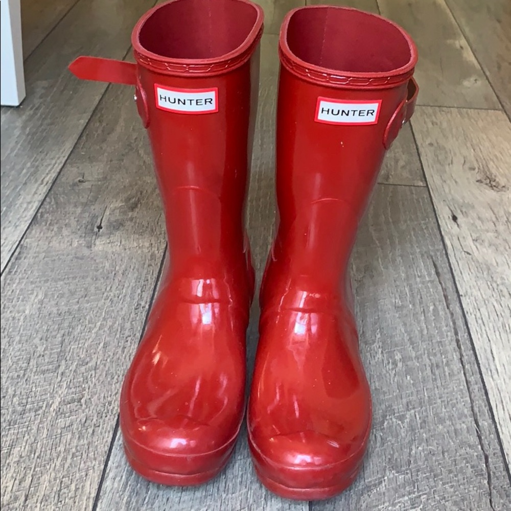 Hunter short gloss rain boots.